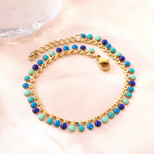 Detail der Goldkette Armband mit blau-grünen Emaille-Anhängern im Farbverlauf-Design