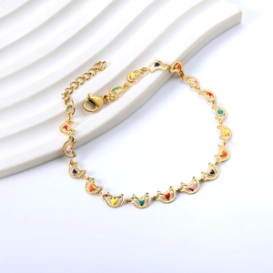 Nahaufnahme des goldenen Gliederarmbands mit bunten Emaille-Herzen und Verschluss
