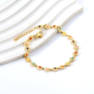Detailaufnahme des goldenen Gliederarmbands mit bunten Perlen und Karabinerverschluss