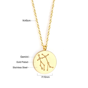Détail du collier constellation Gémeaux avec chaîne 45cm et pendentif doré 15mm