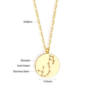 Vue détaillée du pendentif Scorpion 15mm et collier en acier inoxydable doré de 45cm