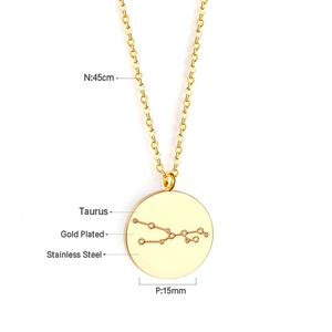 Détail du collier signe Taureau plaqué or 18K avec chaîne de 45cm et pendentif de 15mm