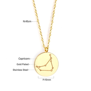 Détail du pendentif Capricorne 15mm en plaqué or avec chaîne en acier inoxydable