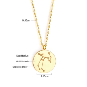 Détail macro du collier Sagittaire en acier inoxydable doré avec les spécifications de taille