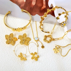 Gros plan détaillé de la parure florale plaquée or 18K avec colliers et bracelets