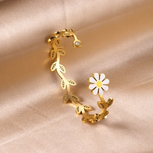 Bracelet jonc doré feuilles avec breloque marguerite et zircon sur satin champagne