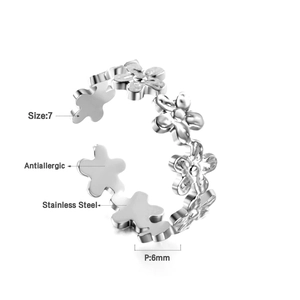Détail d'une bague fleur en acier inoxydable taille 7 avec propriétés antiallergiques