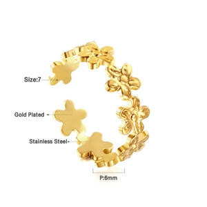 Détail macro d'une bague fleur en acier inoxydable plaqué or taille 7 avec motif de 6mm