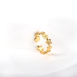 Vue détaillée d'une bague ajustable en acier inoxydable doré avec motif marguerite