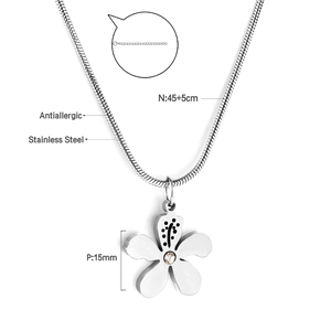 Détail du collier pendentif fleur plaqué or 18 carats avec chaîne serpent et tailles