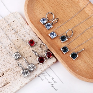 Parure bijoux collier et boucles d'oreilles cristal carré en quatre couleurs sur bois