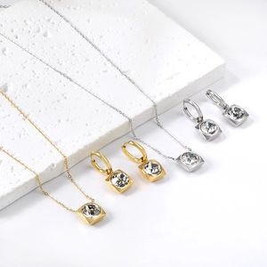 Ensemble de bijoux géométriques avec collier et boucles d'oreilles en zircon or et argent