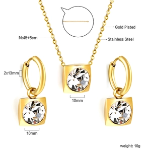 Vue détaillée de l'ensemble bijoux en acier doré avec dimensions et fermoir mousqueton