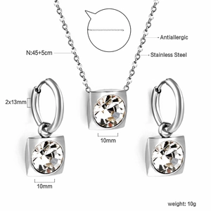 Détail macro d'un ensemble de bijoux en cristal carré montrant les dimensions et l'acier