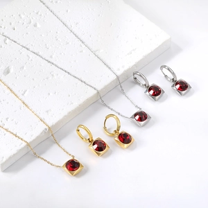 Parure bijoux élégante avec colliers et boucles d'oreilles en zircon rouge, or et argent