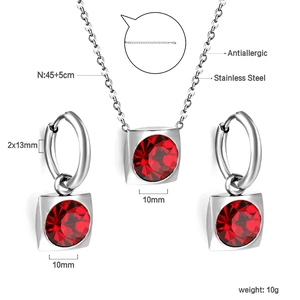 Détail de la parure de bijoux carrés en acier inoxydable avec zircons rouges et tailles