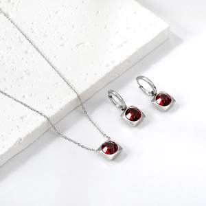 Vue détaillée d'une parure en argent avec pierres de zircon rouges de forme carrée