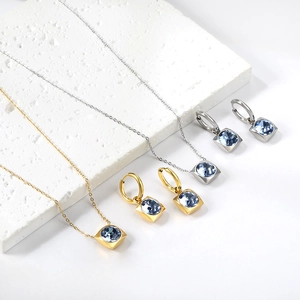 Parure de bijoux avec pendentifs en cristal bleu, finitions dorée et argentée