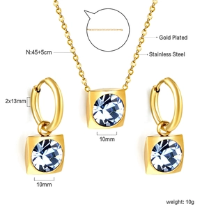 Vue détaillée des dimensions et matériaux de la parure de bijoux carrée en cristal bleu