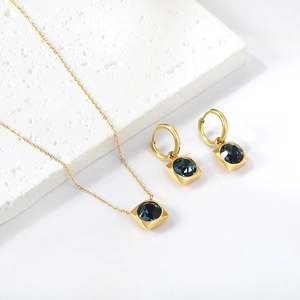 Détails de l'ensemble bijoux avec cristal bleu carré sur collier et boucles dorées