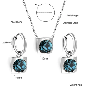 Détails d'un ensemble collier et boucles d'oreilles carrés en cristal bleu-vert
