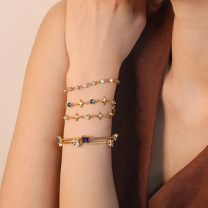 Bracciali dorati a strati con perle finte, stelle e cristalli lucenti per donne