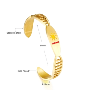 Gros plan du bracelet jonc en acier plaqué or avec logo soleil et texte summer