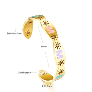 Vue détaillée du bracelet jonc en acier doré avec texte Summer et diamètre de 68mm