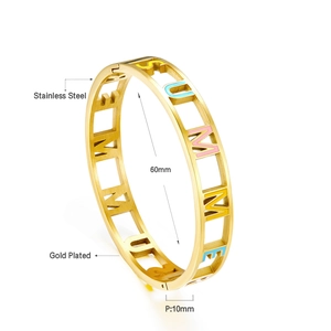 Détail du bracelet en acier inoxydable plaqué or 18K avec lettrage SUMMER et diamètre de 60mm