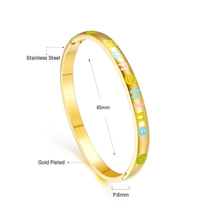 Détail du bracelet en acier doré 65mm avec texte Sunshine et motifs citronnés