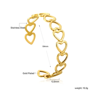 Détails du bracelet ouvert cœur plaqué or affichant 64mm de diamètre et 12,8mm de largeur