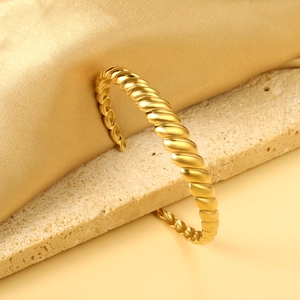 Bracelet jonc ouvert torsadé doré au design vintage sur satin et support en pierre