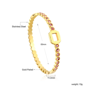 Detail of 18K gold plated stainless steel bracelet with pink zircons and geometric hollows