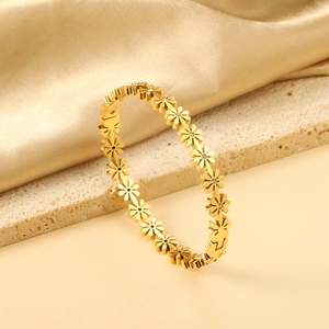 Detail of 18K gold-plated daisy flower bracelet with sparkling zircon centers