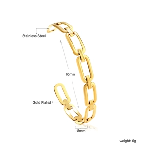 Detailed technical view showing 65mm inner diameter and 8mm width of gold link bracelet