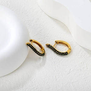Elegante goldene Creolen mit zweireihigem smaragdgrünem Steinbesatz im modischen Design