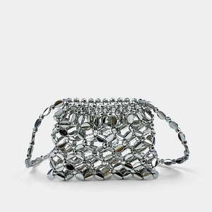 Mini sac bandoulière en perles métalliques argentées tressées à la main avec grille ajourée