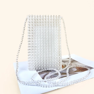 Détail du sac de téléphone fait main en perles transparentes avec motif tissé complexe