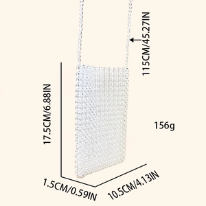 Détail montrant les dimensions du sac de téléphone en perles avec mesure de bandoulière