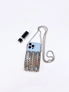 Détail d'un mini sac bandoulière fait main en sequins métalliques argentés avec iPhone
