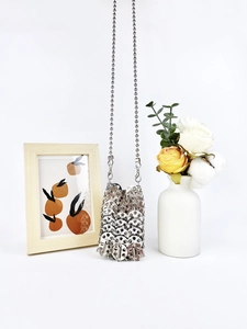 Mini sac seau argenté en paillettes métalliques avec bandoulière chaîne perle