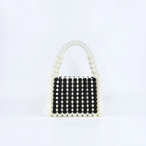 Détail du sac à main en perles fait main avec rayures verticales en perles noir et blanc