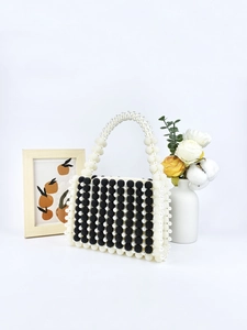 Sac à main fait main en perles avec rayures noires et blanches au style vintage structuré