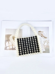 Sac à main artisanal en perles noires et blanches avec motif à rayures vintage
