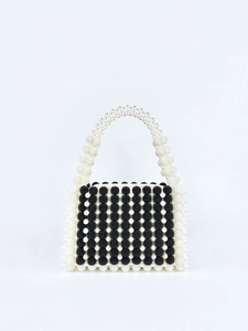 Sac à main artisanal en perles noir et blanc à carreaux avec poignée supérieure élégante