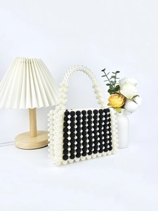Sac à main artisanal en perles avec motifs noir et blanc et poignée élégante