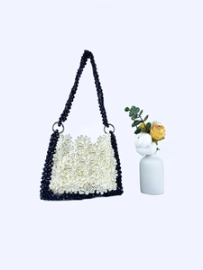 Borsa a mano con perline fatta a mano con motivo a margherita bianca e perline in resina nera