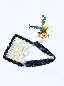 Borsa a tracolla fatta a mano con perle motivi floreali e cinturino nero lucido