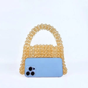 Vue détaillée du sac à perles ambre avec smartphone montrant la taille mini compacte