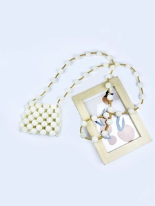 Mini witte handgemaakte kralen crossbody tas met elegante gouden accenten
